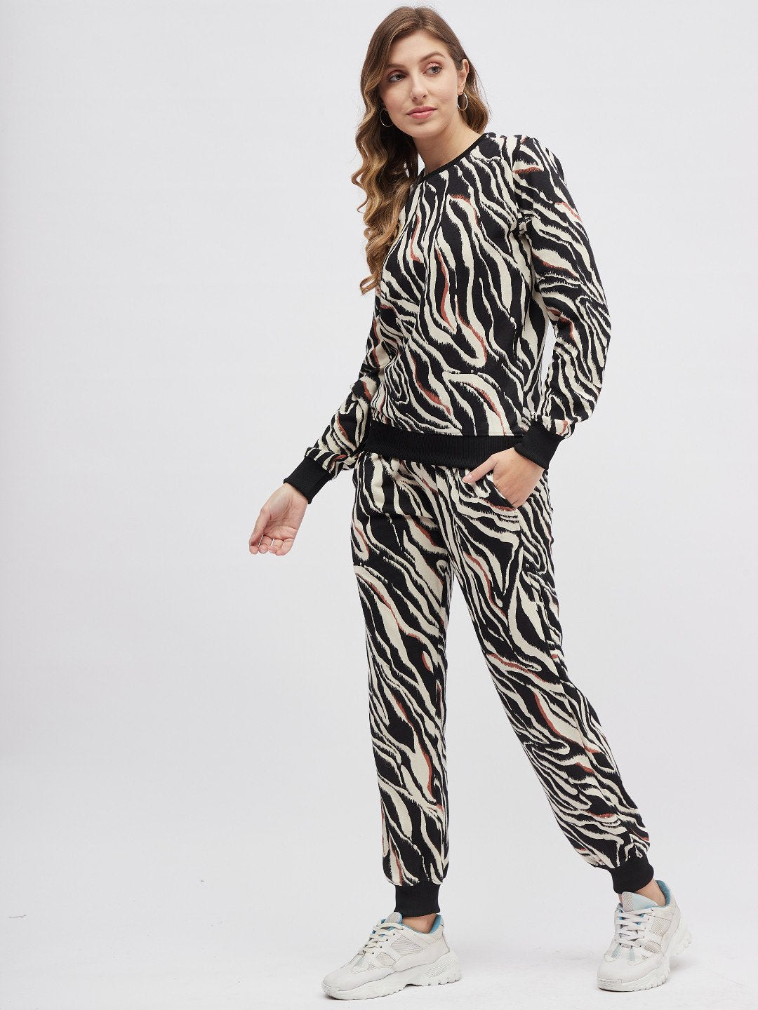 Sketch Pattern Tracksuit: Contemporary Style with Comfortable Fit