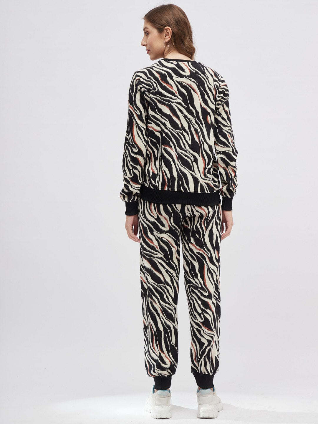 Sketch Pattern Tracksuit: Contemporary Style with Comfortable Fit