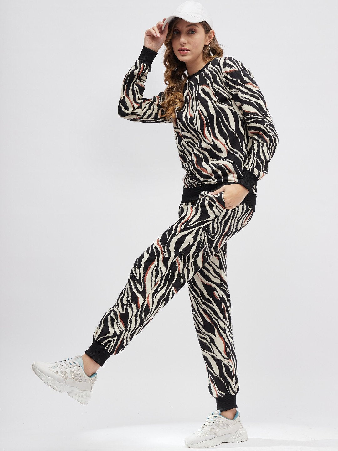 Sketch Pattern Tracksuit: Contemporary Style with Comfortable Fit