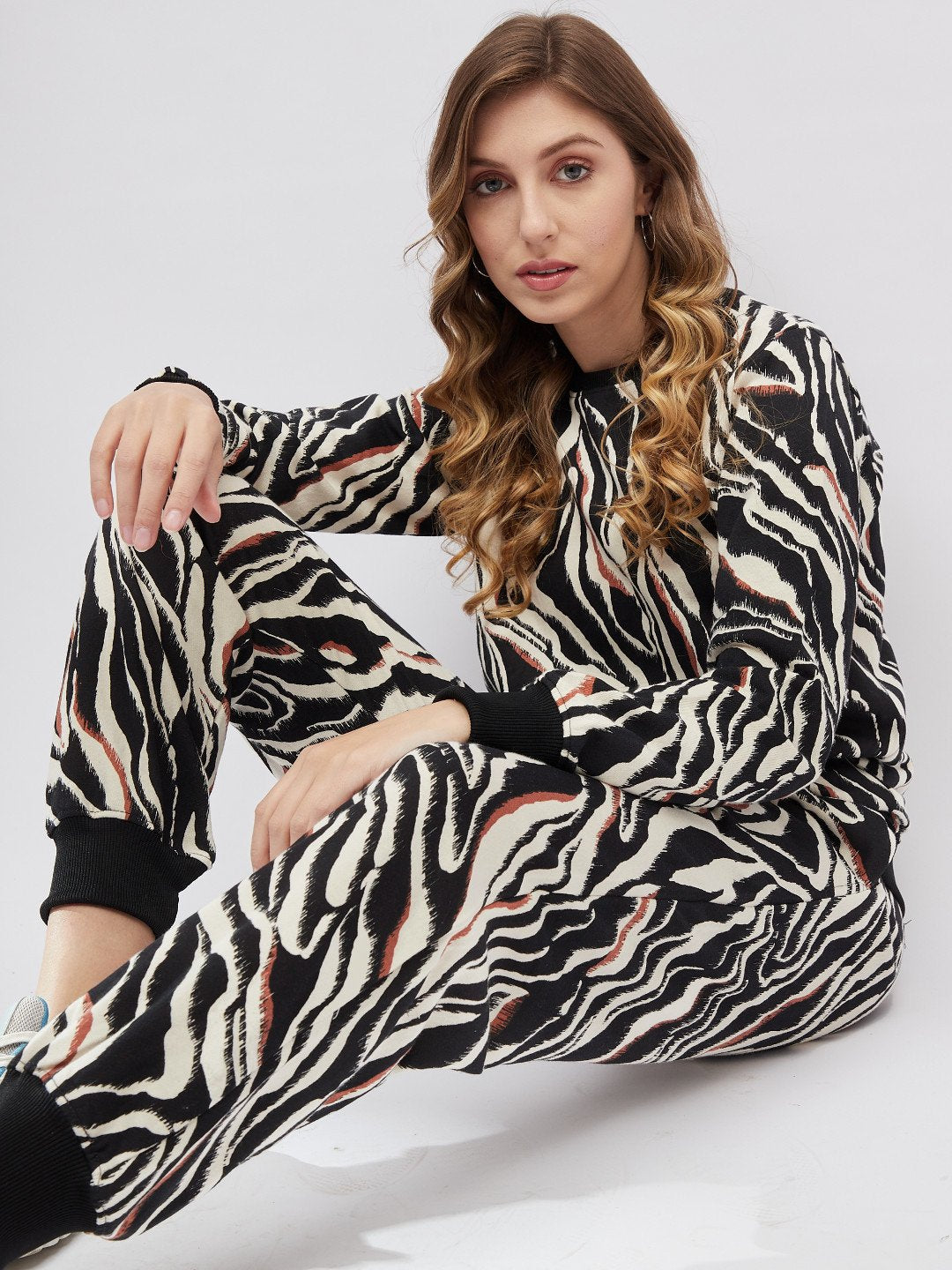 Sketch Pattern Tracksuit: Contemporary Style with Comfortable Fit